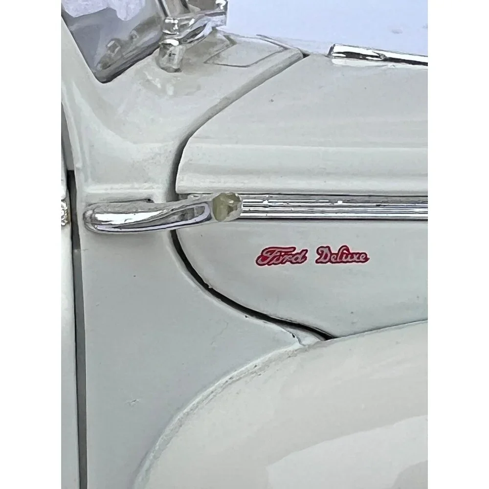 MotorMax 1940 Ford Deluxe Coupe Diecast Model 1:18 Cream Car Collectible Autos